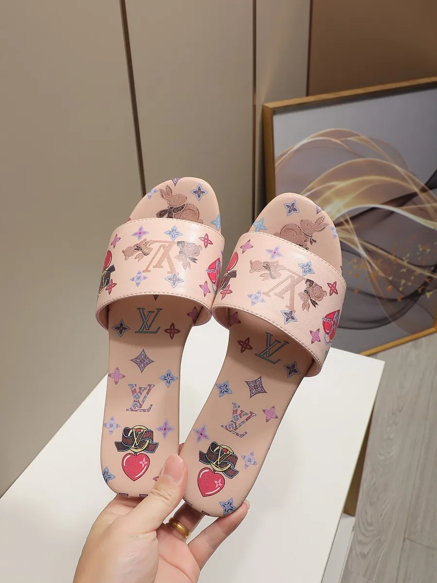 👟👟Ex-factory price 320👟👟 LV’s new flat-low flip-flops, 5D printed jade rabbit pattern, cowhide surface and sheepskin lining, genuine leather bottom imported from Italy, size 35-41